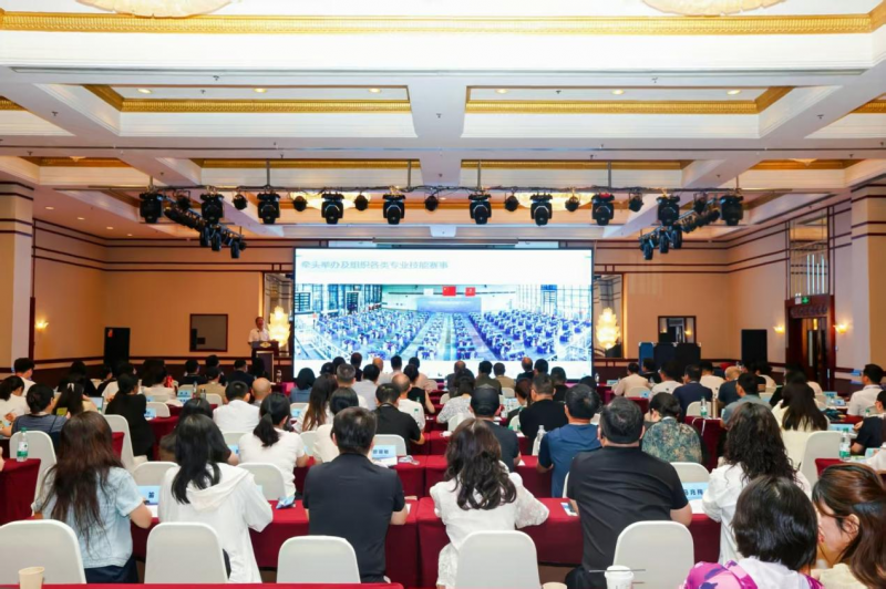 球速体育中国官方网站教师代表参加教育部职业院校艺术设计类专业教学指导委员会2025年度工作会议并作报告